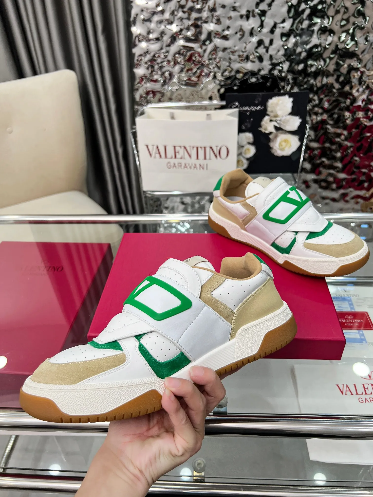 [Valentino] P: 680💰 Couple style, size: women 35-40▪️men 39-44 (customized at 45.46) Valentino 𝑶𝒏𝒆𝑺𝒕𝒖𝒅 Couple sports bread shoe series Valentino 2025 new couple sports shoes are on sale. The original ZP purchase and disassembly. Repeated pattern making and modification. 1:1 restoration! Top luxury masterpiece Velcro design Soft and comfortable imported calfskin brings excellent and elegant texture and excellent foot comfort Top purchasing version upper: imported calfskin surface/original oil edge craftsmanship Lining: water-dyed sheepskin lining Outsole: original development 𝐓𝐏𝐔 two-color combination outsole Packaging: original configuration complete package